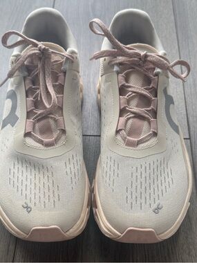 On Running Women’s Cloudmonster Running Shoes. Size 8.5.